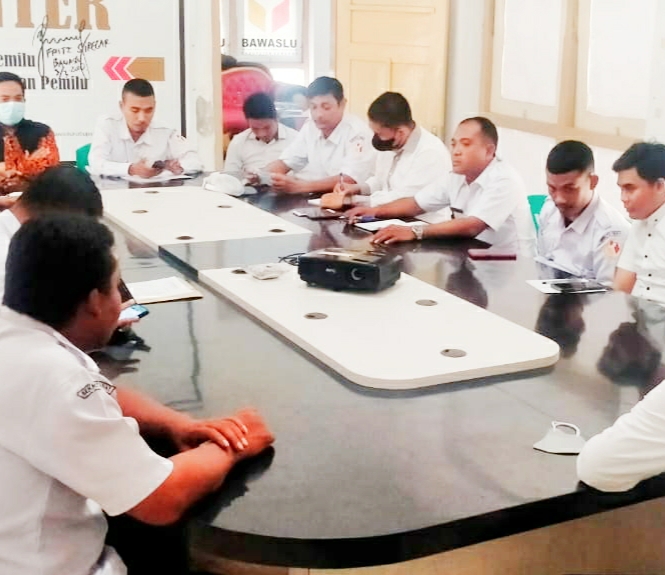Memasuki Tahapan Pemilu 2024" Bawaslu Sumbawa Rapat Evaluasi Staf Bawaslu"