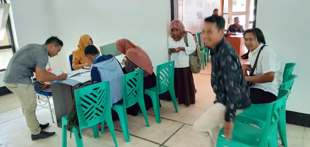 Puluhan Orang Mendatangi Kantor Bawaslu Kabupaten Sumbawa