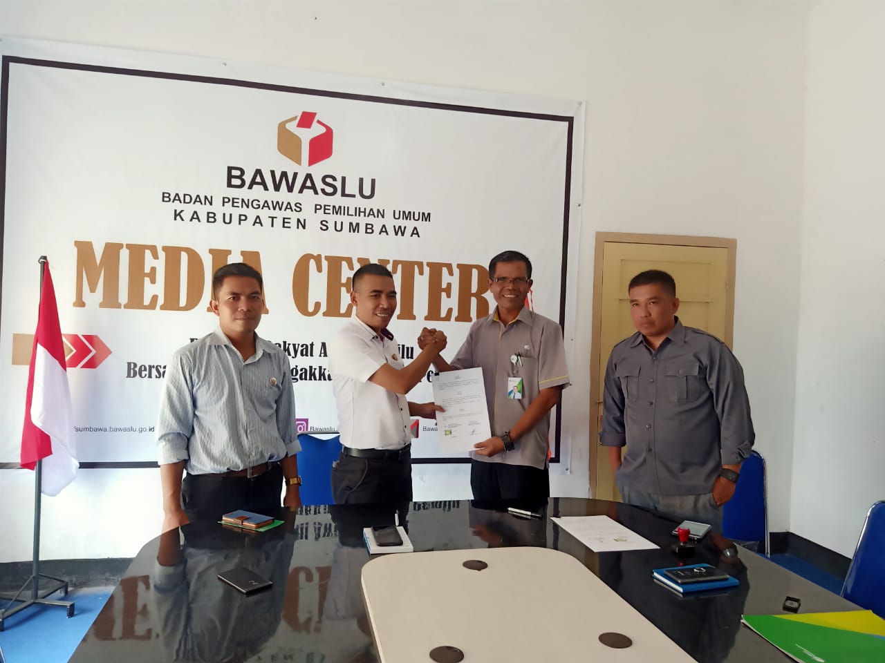TINGKATKAN KESELAMATAN BERKERJA BAWASLU KABUPATEN SUMBAWA TANDA TANGAN MOU DENGAN BPJS KETENAGAKERJAAN