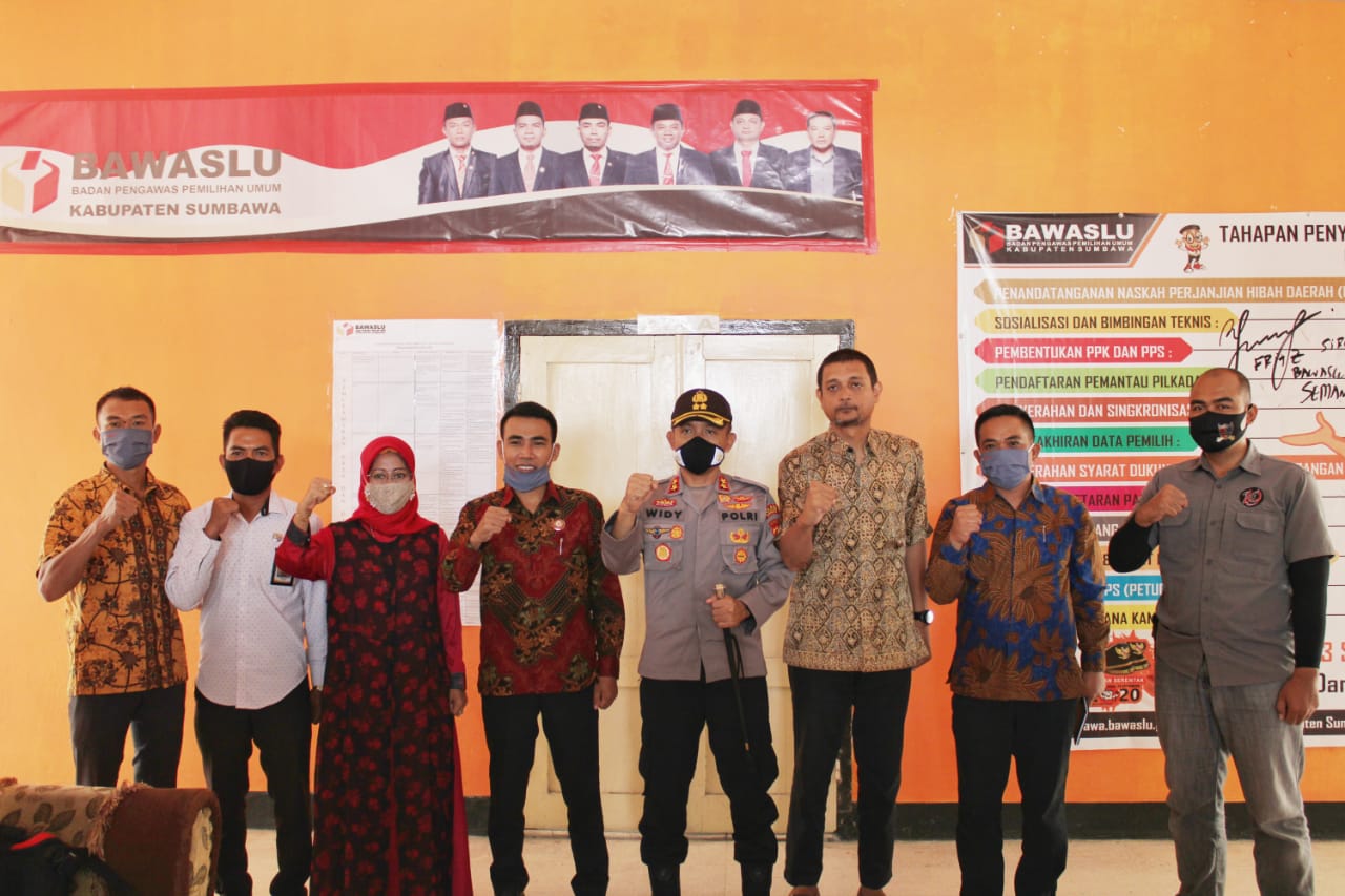 MEMASUKI TAHAPAN PILKADA; BAWASLU KABUPATEN SUMBAWA MENERIMA KUNJUNGAN KAPOLRES SUMBAWA