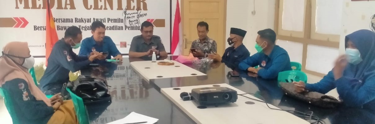 Silaturrahmi Penyelenggara, KPU Serahkan Buku Pilkada
