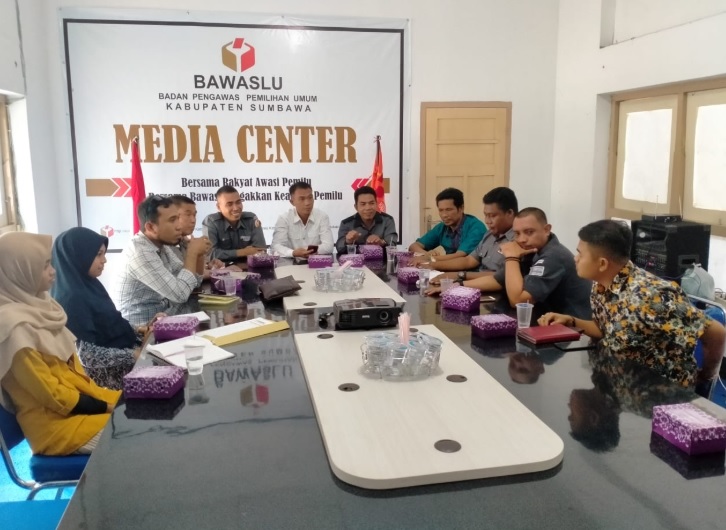 Diskusi Publik, Bawaslu Kabupaten Sumbawa Gandeng Universitas Samawa
