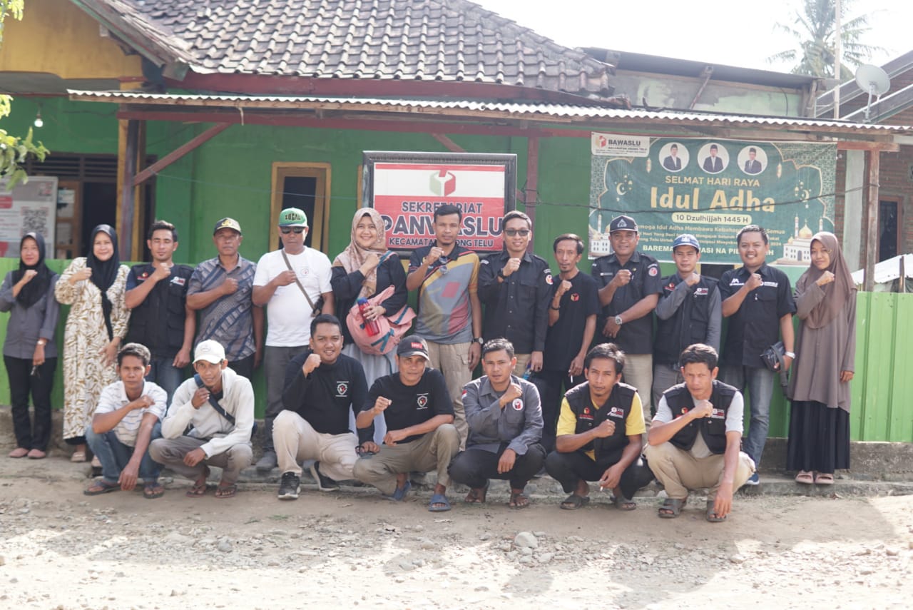 Dok Humas. Foto bersama Bawaslu Sumbawa dan Panwaslu Kecamatan 