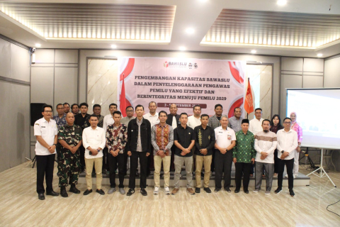 Foto bersama Bawaslu Sumbawa 