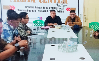 Rapat Perdana Awal Tahun, Korsek Bawaslu Sumbawa Undang Staf