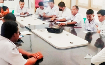 Memasuki Tahapan Pemilu 2024" Bawaslu Sumbawa Rapat Evaluasi Staf Bawaslu"