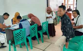 Puluhan Orang Mendatangi Kantor Bawaslu Kabupaten Sumbawa
