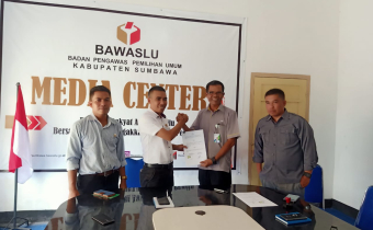 TINGKATKAN KESELAMATAN BERKERJA BAWASLU KABUPATEN SUMBAWA TANDA TANGAN MOU DENGAN BPJS KETENAGAKERJAAN