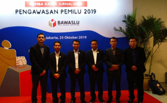Komisioner Bawaslu dan Koorsek Menghadiri bawaslu Award di Jakarta
