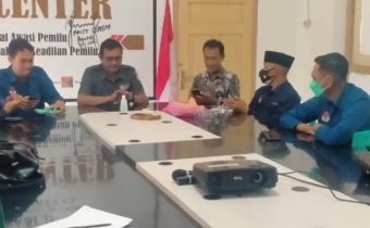 Silaturrahmi Penyelenggara, KPU Serahkan Buku Pilkada