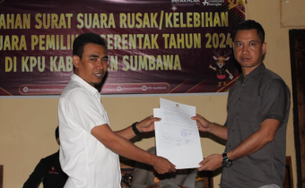 Bawaslu Sumbawa Hadiri Pemusnahan Surat Suara